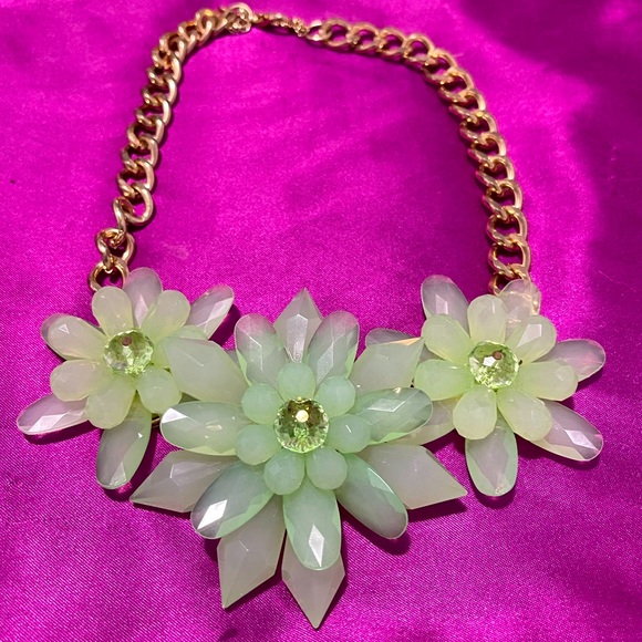 Mint statement necklace. - Picture 7 of 9